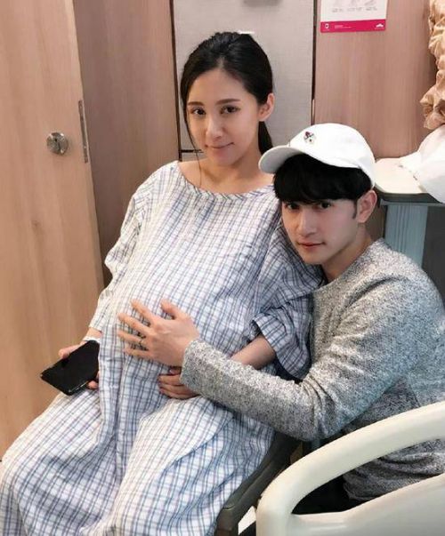 "照片中,他和妻子来了个产前大肚合影,刘洲成抚摸妻子大肚,恩爱甜蜜
